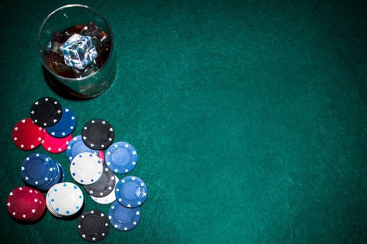 Pengguna Indonesia membuka aplikasi di ponsel